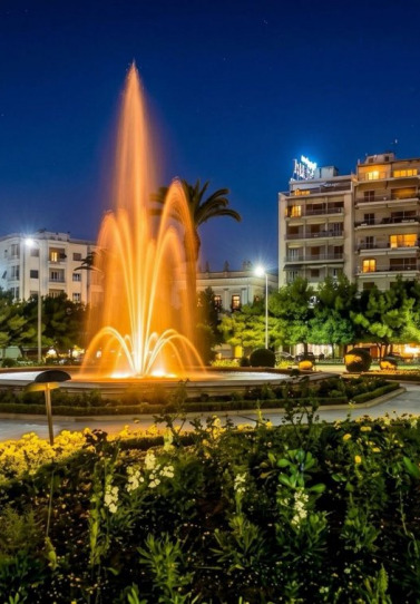 Πάτρα: Στο βάθος το «8 και 10» με τις τρομερές ποικιλίες του, αριστερά ο κλασικός «Οικονομόπουλος» και πλάι του το ιστορικό «Παναχαϊκόν»