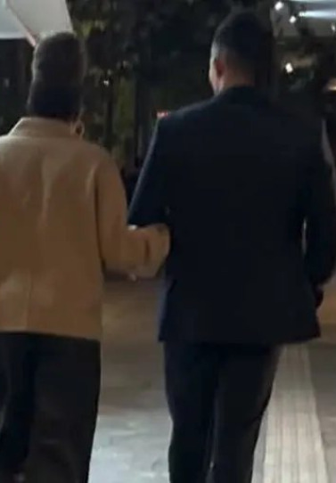 Εμμανουήλ Καραλής: Αγκαζέ με τη μαμά του στο κέντρο της Αθήνας