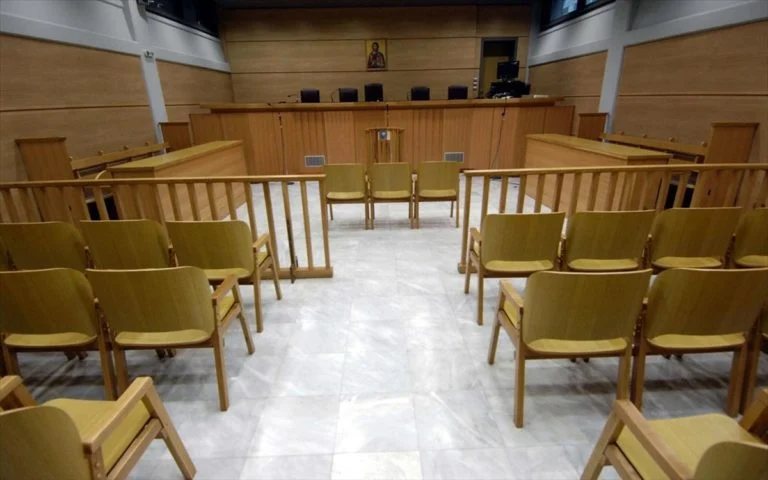 Βόλος: Επιτέθηκε στη γειτόνισσά του γιατί δεν του μιλούσε και τον χτύπησε με σκουπόξυλο