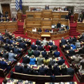 Βουλή: Κατατέθηκε το νομοσχέδιο για την προστασία των συνεπών οφειλετών – Tι αναφέρει