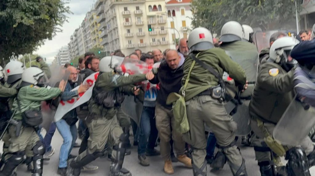 Επεισόδια στη Θεσσαλονίκη σε διαμαρτυρία για την ομιλία Κασιδιάρη (ΒΙΝΤΕΟ)