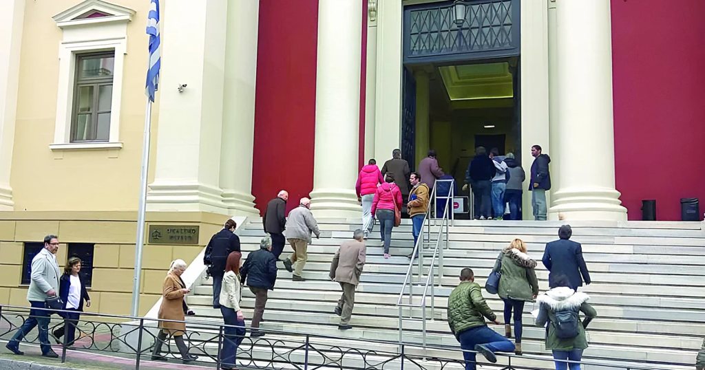 Πάτρα: «Αστακός» τα Δικαστήρια για τη δίκη των αναρχικών – Ξεκινά το Εφετείο για τις 7 ληστείες